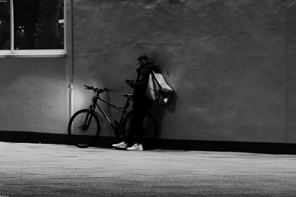 Mécanicien réglant la transmission d'un vélo de route à l'établi